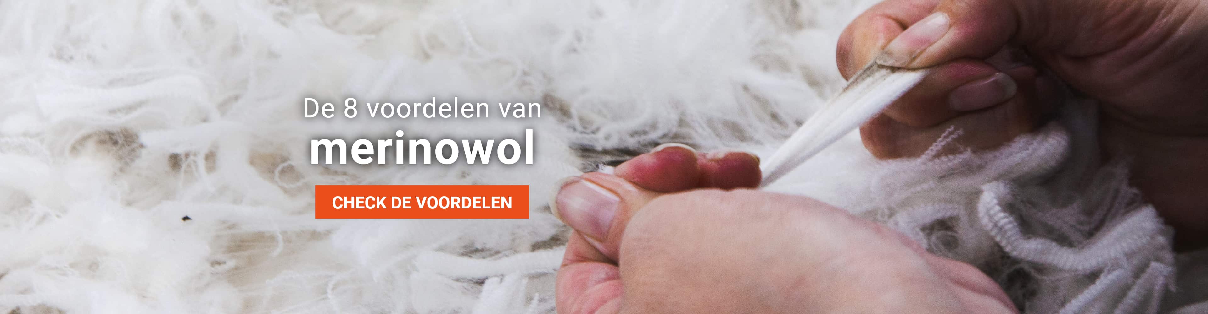 Een reclamebanner die de voordelen van merinowol benadrukt, met een close-up van handen die wolvezels vasthouden.