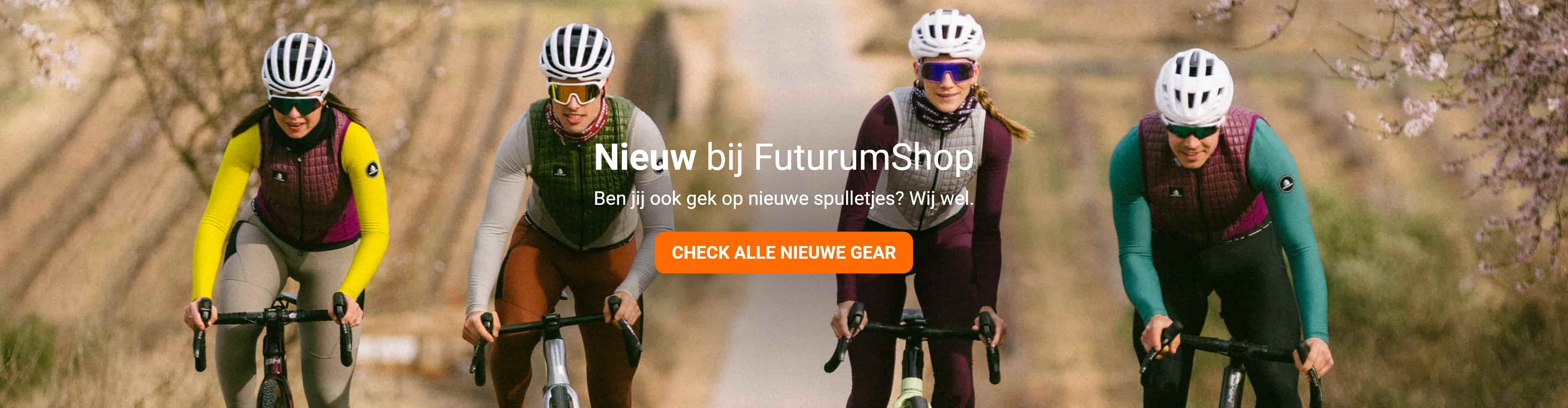 Vier fietsers met helmen en kleurrijke fietsshirts rijden over een weg die omringd is door bomen. De afbeelding promoot nieuwe fietsuitrusting bij FuturumShop.